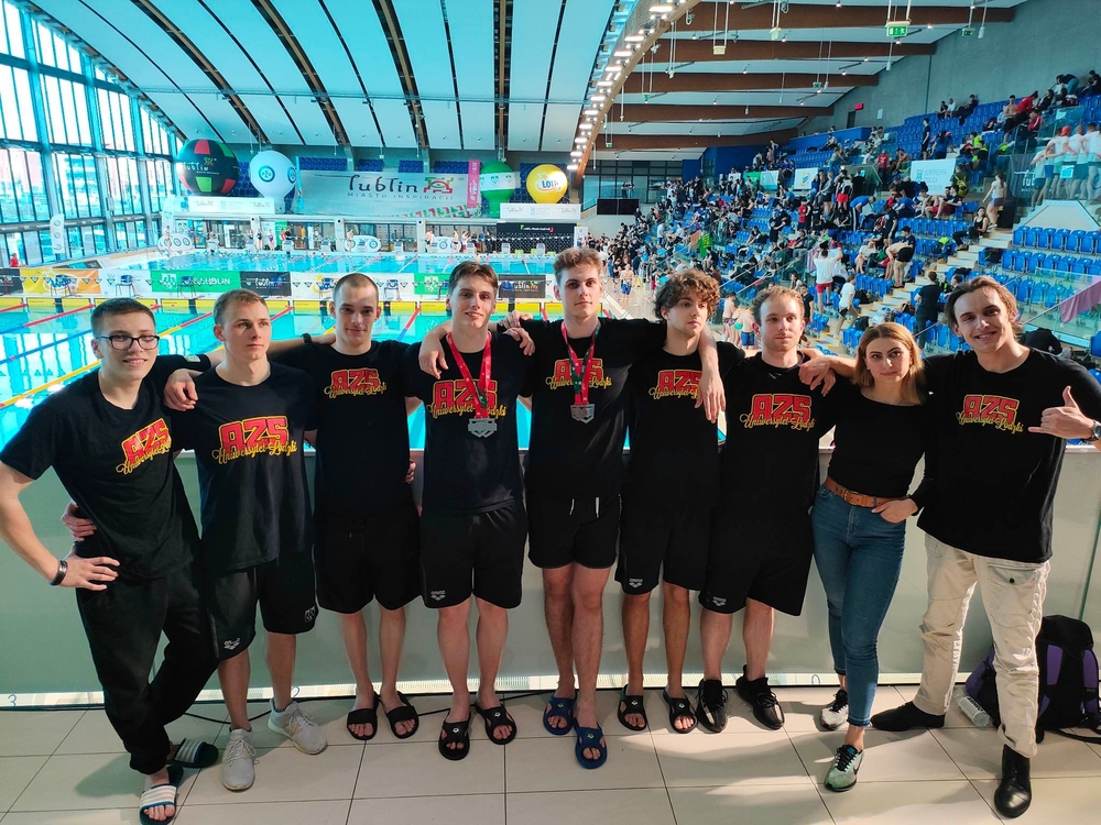 AZS Lodz swimming team in the pool