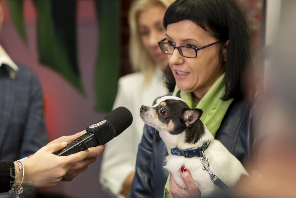 dyrektor schroniska w towarzystwie czworonożnego przyjaciela podczas briefingu prasowego 