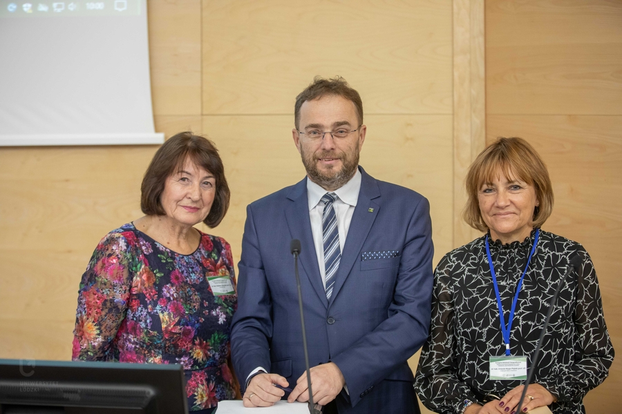 Główni organizatorzy Kongresu Edukacji Geograficznej (od lewej): dr hab. Elżbieta Szkurłat (prof. UŁ), przewodnicząca Komitetu Organizacyjnego; dr hab. Bogdan Włodarczyk (prof. UŁ), dziekan Wydziału Nauk Gograficznych UŁ i dr hab. Urszula Myga-Piątek (prof. UŚ), przewodnicząca Polskiego Towarzystwa Geograficznego, członkini Komtetu Sterującego Kongresu.