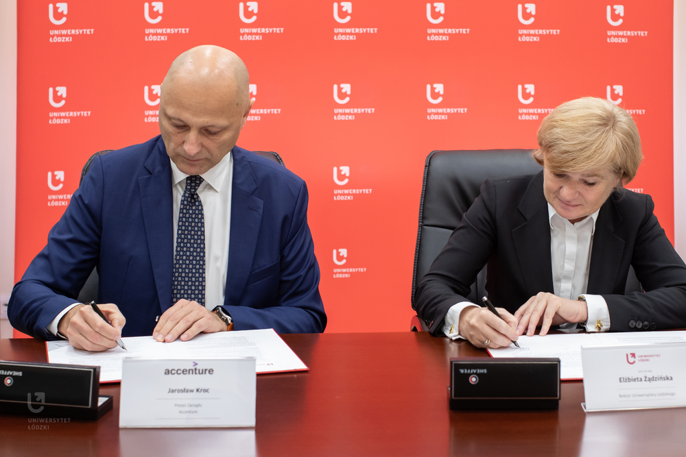 signing the contract - CEO of Accenture and the Rector of the University of Lodz