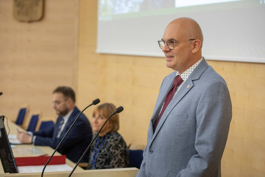 Uczestników Kongresu Edukacji Geograficznej w imieniu władz UŁ powitał prorektor UŁ dr hab. Robert Zakrzewski, prof. UŁ.