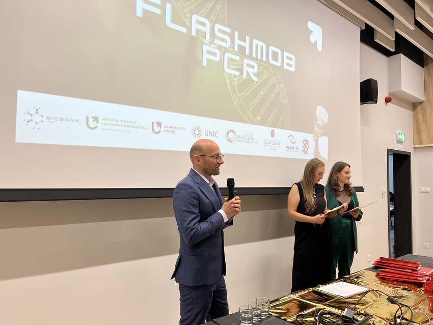 The official premiere of the film "FLASHMOB PCR". In the photo, from the left, the project creators: Błażej Marciniak, Klaudyna Królikowska and Monika Baranowska from the Biobank Laboratory. Photo: Natalia Naworska
