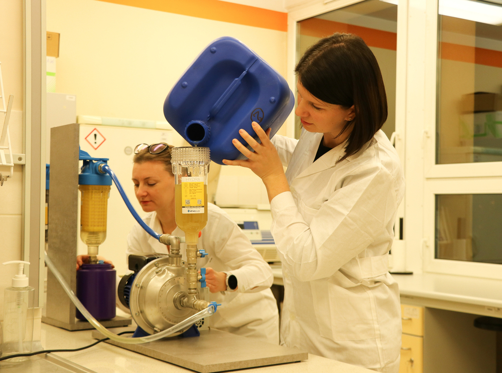Dr Justyna Nawrocka and mgr inż. Urszula Świercz-Pietrasiak from the Department of Plant Physiology and Biochemistry with the prototype of a self-constructed, vacuum flow system for pre-treatment of liquid waste