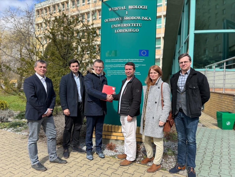 A group of people, signatories of the cooperation agreement before the building of the Faculty of Biology and Environmental Protection, University of Lodz
