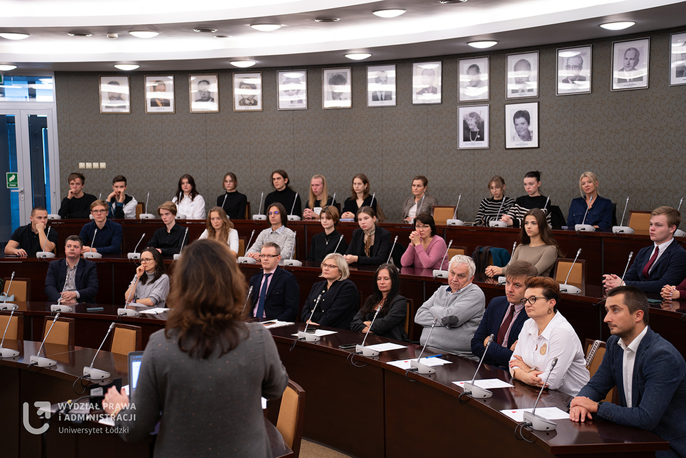 Mentors and students in the Hall of the Council of the University of Lodz Faculty of Law and Administration