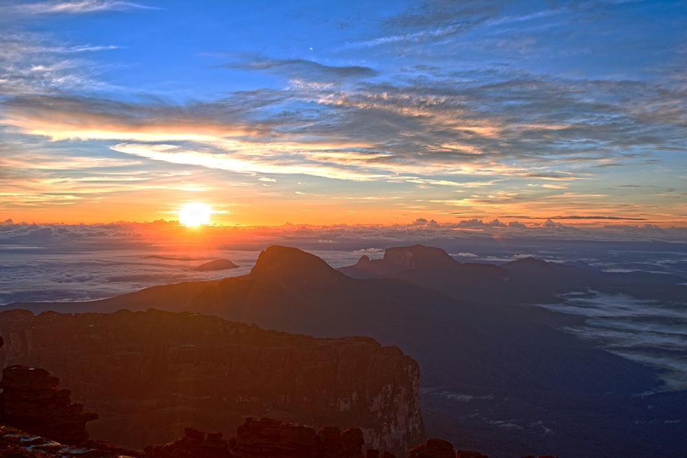 Wschód słońca nad górami Pakaraima widziany ze szczytu Roraima-tepui