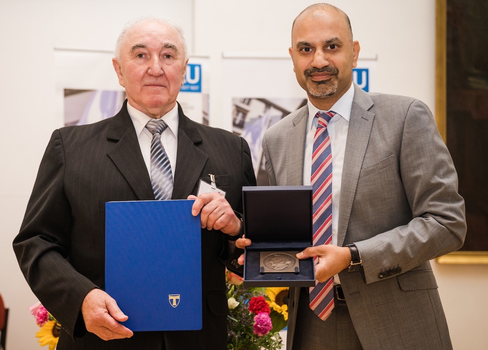 Prof. G. Mlostońfrom the University of Lodz and the President of JLU Giessen